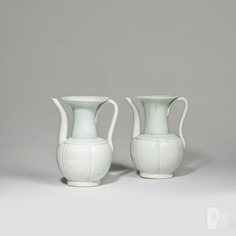 宋 青白釉瓜棱式執壺一對 | PAIRE DE VERSEUSES EN PORCELAINE QINGBAI